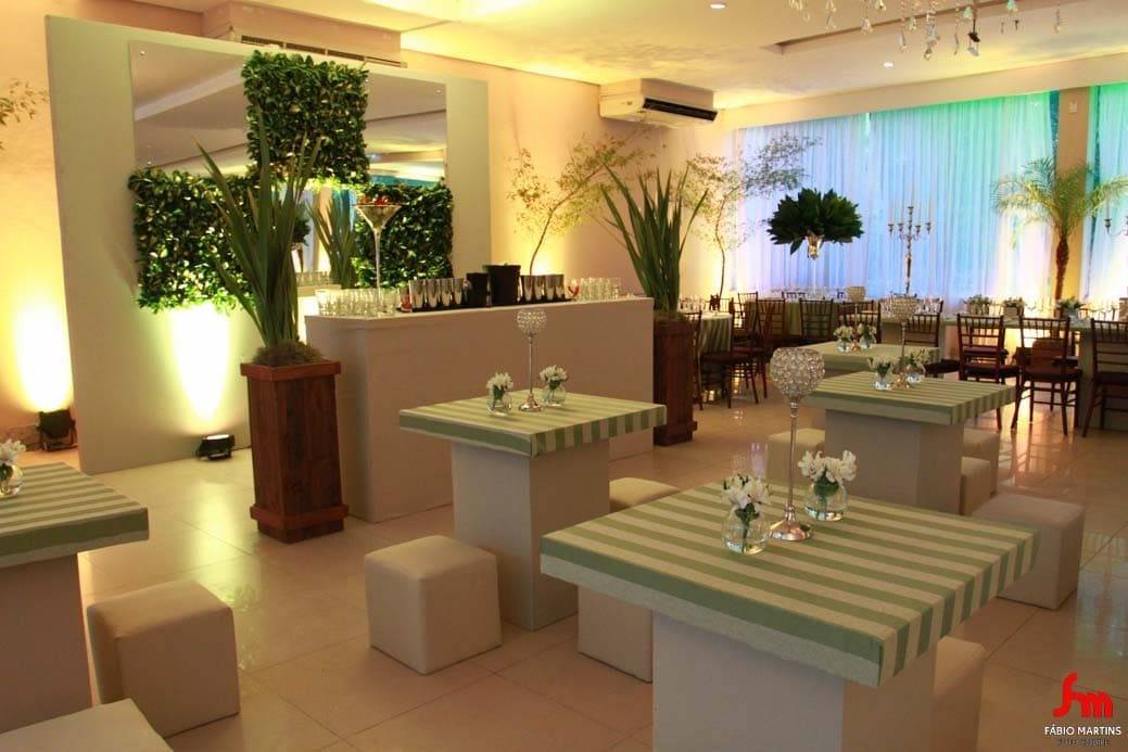 Bistro baixo forrado com Puff